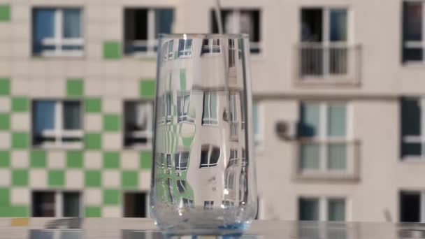 A água é derramada em um copo de vidro. A água é derramada no vidro transparente. — Vídeo de Stock