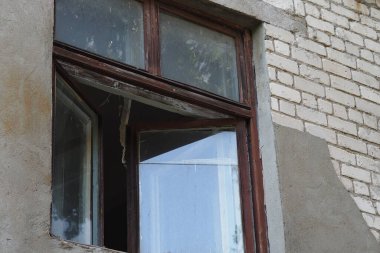 Harap olmuş evler, harap olmuş eski binalar, kırık camlı evler..