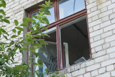 Harap olmuş evler, harap olmuş eski binalar, kırık camlı evler..