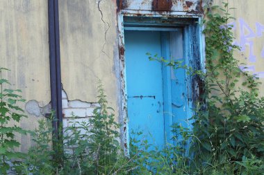 Harap olmuş evler, harap olmuş eski binalar, kırık camlı evler..