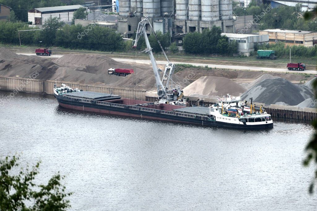 Баржа на реке Разгрузка речного песка с баржи Навигационная река ...