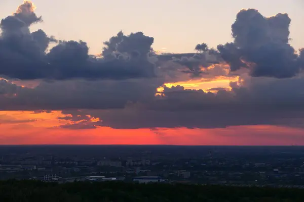 Prachtige zonsondergang boven de stad. Twilight, de zon is aan de horizon.. — Stockfoto