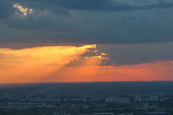 街中の美しい夕日。黄昏、太陽は地平線の上にある. — ストック写真