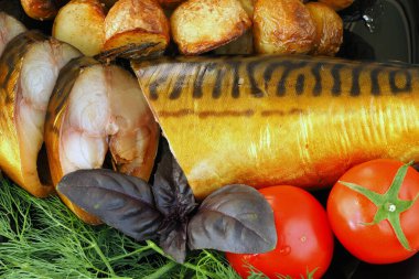 Domatesli ve dereotlu patatesli füme uskumru. Yüksek kalite fotoğraf