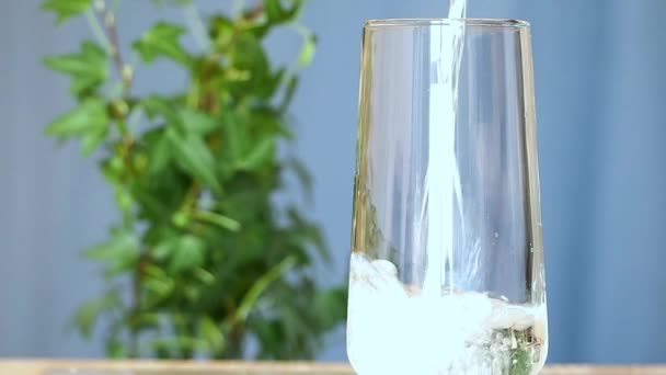 Picie wody leczniczej wlewa się do szklanki szklanej. Zwolniony ruch. — Wideo stockowe