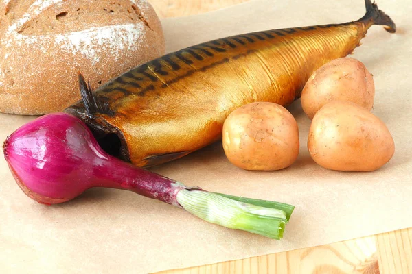 Caballa ahumada con verduras y pan de centeno, primer plano. —  Fotos de Stock