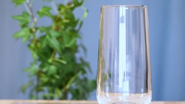 Water wordt in een glas gegoten. Drinkwater. — Stockvideo