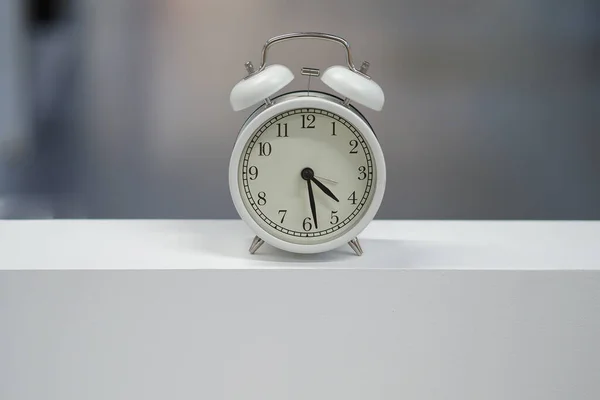 Reloj Despertador Redondo Blanco Primer Plano Aislado Sobre Una Mesa —  Fotos de Stock