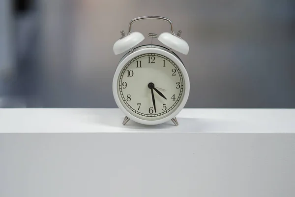 Réveil Blanc Rond Gros Plan Isolé Sur Une Table Blanche — Photo