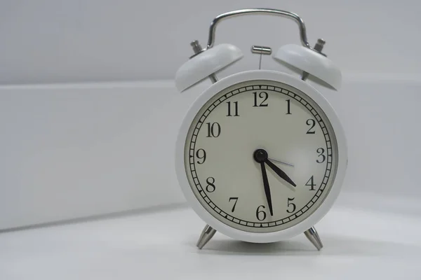 Alarm Clock White Close Isolated White Table High Quality Photo — Stock Photo, Image