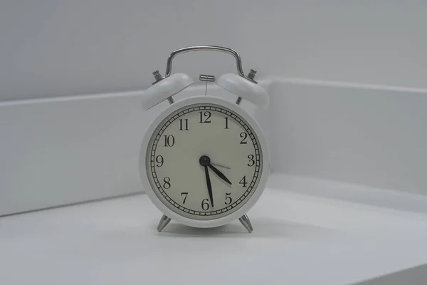 Alarm Clock White Close Isolated White Table High Quality Photo — Stock Photo, Image