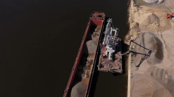 Une Grue Portuaire Décharge Une Barge Sable Chargement Déchargement Sur — Video