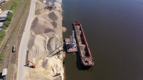 Une Grue Portuaire Sur Une Rivière Déverse Sable Une Barge — Video