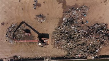 Ekoloji. Endüstriyel atıklar Çöp sahasında vinç kullanarak atık ayıklama. Hava fotoğrafçılığı