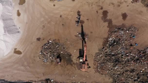 Ekologie Průmyslový Odpad Třídění Odpadu Skládce Pomocí Jeřábu Letecká Fotografie — Stock video