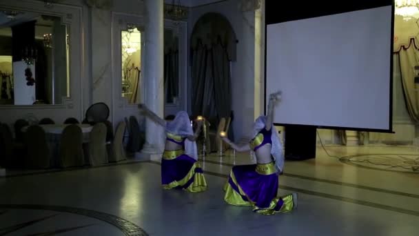 Zwei Mädchen Traditionellen Trachten Tanzen Orientalische Tänze Hochwertiges Fullhd Filmmaterial — Stockvideo