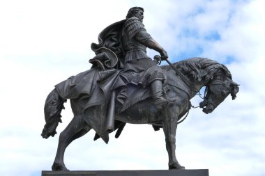 Nizhny Novgorod, Rusya, 08.05.2021. Volga ve Oka nehirlerinin birleştiği Strelka 'daki Katedral' de Alexander Nevsky anıtı. - Evet. Yüksek kalite fotoğraf