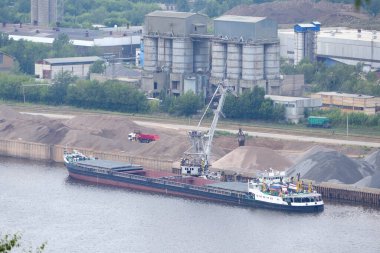 Nehirde mavna. Nehir limanındaki bir mavnadan nehir kumu boşaltıyorum. Yüksek kalite fotoğraf