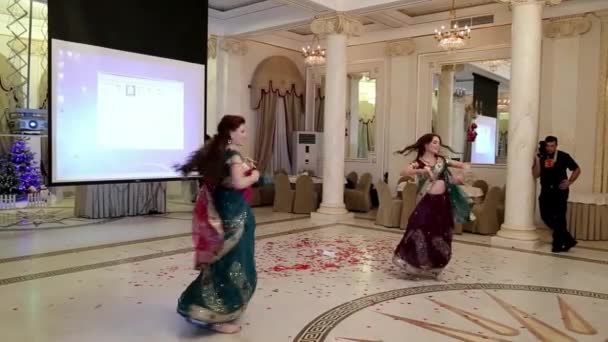 Dos Chicas Trajes Tradicionales Bailan Bailes Orientales Sala Banquetes Imágenes — Vídeo de stock