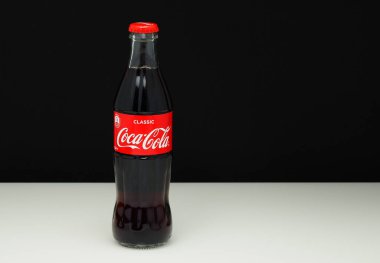 Coca-Cola. Cam şişe 0.33 litre, izole edilmiş, yakın plan, siyah beyaz arka plan. Yüksek kalite fotoğraf