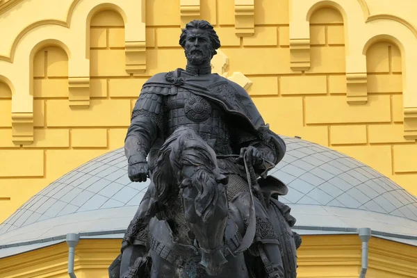 Nižnij Novgorod, Rusko, sv. Šipka 3a, 5.08.2021. Památník velkovévody Alexandra Nevského na pozadí — Stock fotografie