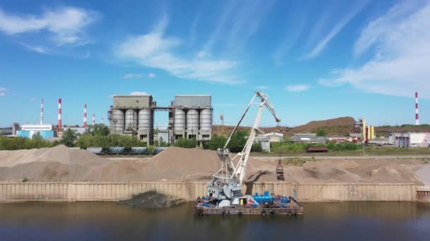 Port rzeczny. Ankieta lotnicza Żuraw portowy rozładowuje barkę latem. — Wideo stockowe