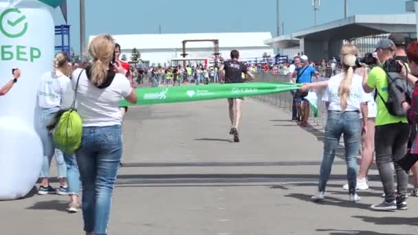 Nižný Novgorod, Rusko, 5.06.2021. Letní maraton. Sportovec na cílové čáře. — Stock video