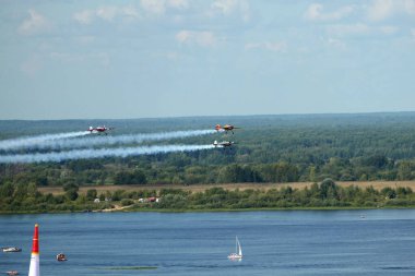  Piston ve jet uçakları nehrin yukarısında. Gösteri gösterileri. Yüksek kalite fotoğraf
