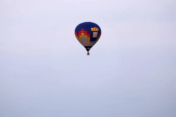 青空に青い熱気球を閉じるまで隔離された 高品質の写真 — ストック写真