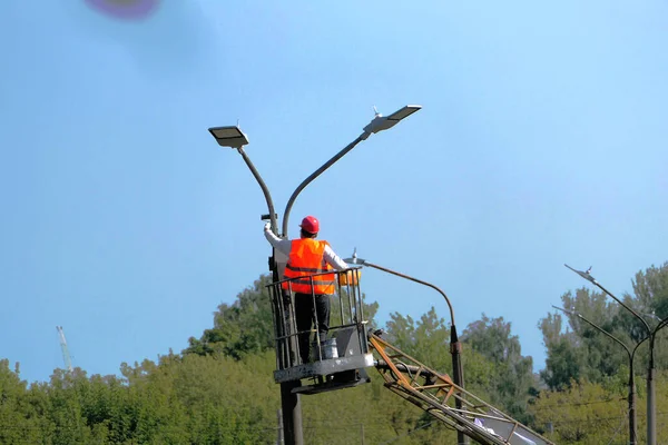 Luz Calle Trabajador Con Ropa Especial Casco Repara Una Lámpara — Foto de Stock