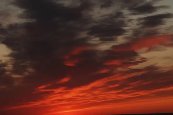 Prachtige Zonsondergang Avond Donkere Wolken Lucht Hoge Kwaliteit Foto — Stockfoto