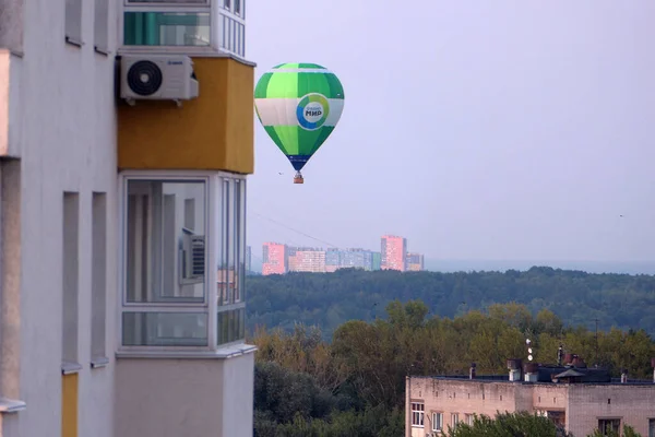 Nizhny Novgorod Rússia 2021 Balão Colorido Céu Sobre Cidade Foto — Fotografia de Stock