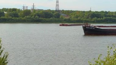 Nizhny Novgorod, Rusya, Oka Nehri, 08.13.2021. Yazın nehir gezintisi. Büyük bir mavna nehrin aşağısına gider. Yüksek kalite 4k görüntü
