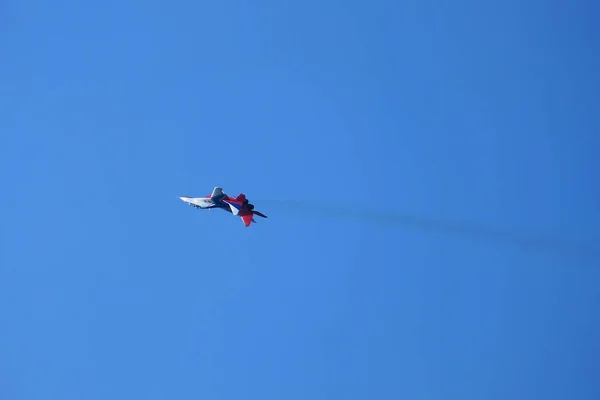 Gökyüzündeki Bir Savaş Uçağı Gösteri Uçuşunu Gerçekleştiriyor Yüksek Kalite Fotoğraf — Stok fotoğraf