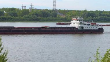 Nizhny Novgorod, Rusya, 08.13.2021. Yazın nehirde seyrüsefer. Nehirde bir mavna var. - Evet. Yüksek kalite 4k görüntü