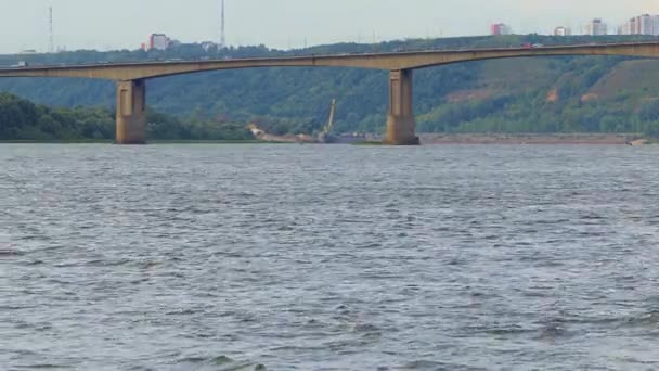 Wielka Rzeka Oka Latem Most Transportowy Przez Rzekę Wysokiej Jakości — Wideo stockowe