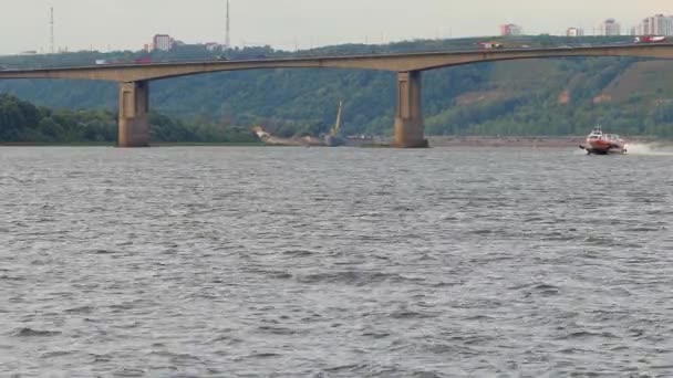 Нижній Новгород Росія 2021 Влітку Річці Спускається Пасажирський Моторний Човен — стокове відео