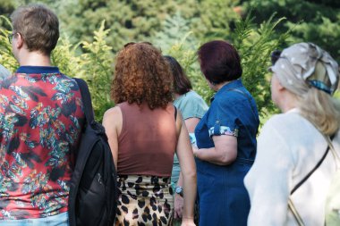 Nizhny Novgorod, Rusya, Botanik Bahçesi, 08.18.2021. Bir grup insan botanik bahçesine gezintiye çıktı. Yüksek kalite fotoğraf