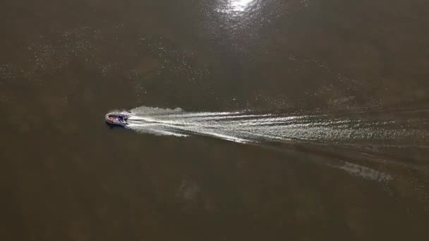 Oka Nehri Güneşli Havada Bir Motorlu Tekne Nehir Boyunca Gider — Stok video