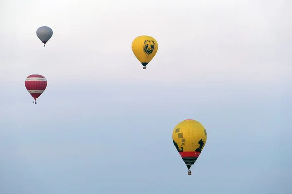 Des Ballons Colorés Dans Ciel Dessus Ville Photo Haute Qualité — Photo