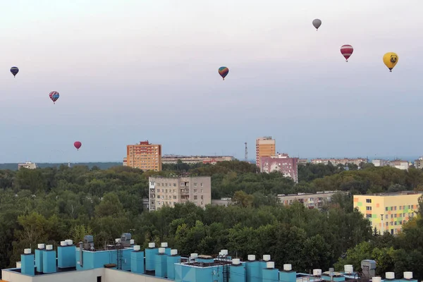 Nizhny Novgorod Rusia 2021 Globos Colores Cielo Sobre Ciudad Foto —  Fotos de Stock