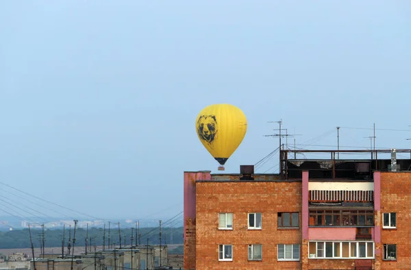 Nizhny Novgorod Rusia 2021 Globo Amarillo Cielo Sobre Ciudad Primer — Foto de Stock