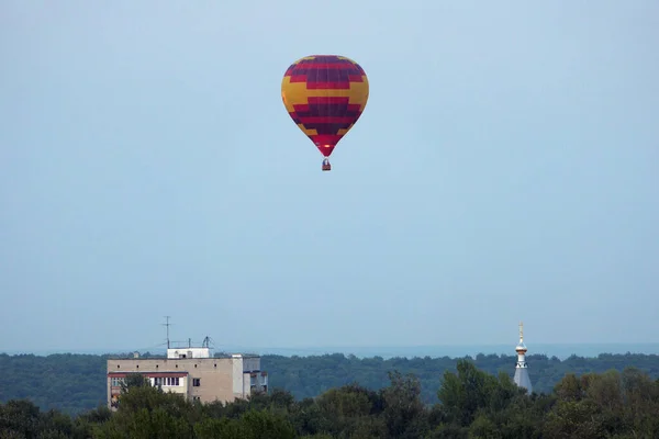 Nizhny Novgorod Rusya 2021 Gökyüzünde Renkli Bir Balon Şehrin Üzerinde — Stok fotoğraf