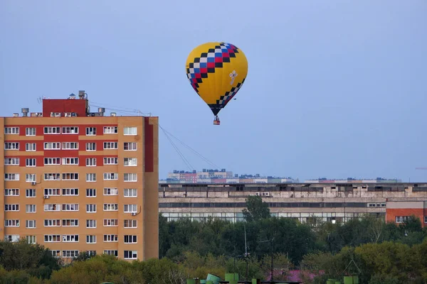 Nizhny Novgorod Rusia 2021 Globo Colores Cielo Sobre Ciudad Foto —  Fotos de Stock