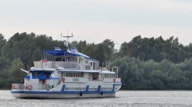 Nizhny Novgorod, Rusya, Oka Nehri. 08.20.2021.Yolcularla dolu bir gezi teknesi Nizhny Novgorod 'daki Oka Nehri boyunca gider. Nehirde eğlence teknesinde. Yüksek kalite 4k görüntü