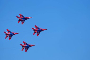 Nizhny Novgorod, Rusya, 08.14, 2021 Air Show. Aerobatik takım Swift, gösteri gösterileri. Askeri uçak Mig 29 şehrin üzerinde gökyüzünde. Yüksek kalite fotoğraf