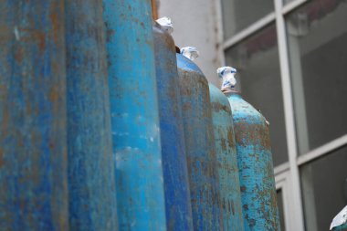 Tıbbi kurumlar için sıvı oksijen içeren mavi silindirler. Yüksek kalite fotoğraf