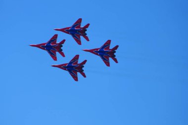 Nizhny Novgorod, Rusya, 08.14, 2021 Air Show. Aerobatik takım Swift, gösteri gösterileri. Askeri uçak Mig 29 şehrin üzerinde gökyüzünde. Yüksek kalite fotoğraf