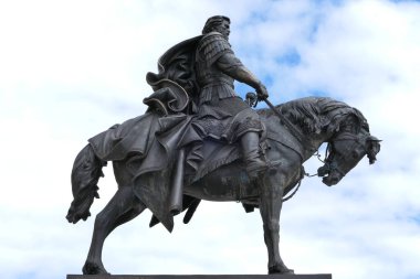 Nizhny Novgorod, Rusya, 08.05.2021. Volga ve Oka nehirlerinin birleştiği Strelka 'daki Katedral' de Alexander Nevsky anıtı. - Evet. Yüksek kalite fotoğraf