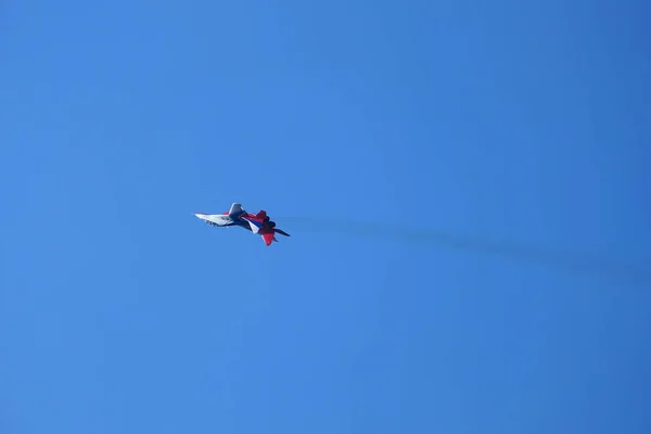 Avião Combate Militar Céu Realiza Voo Demonstração Foto Alta Qualidade — Fotografia de Stock